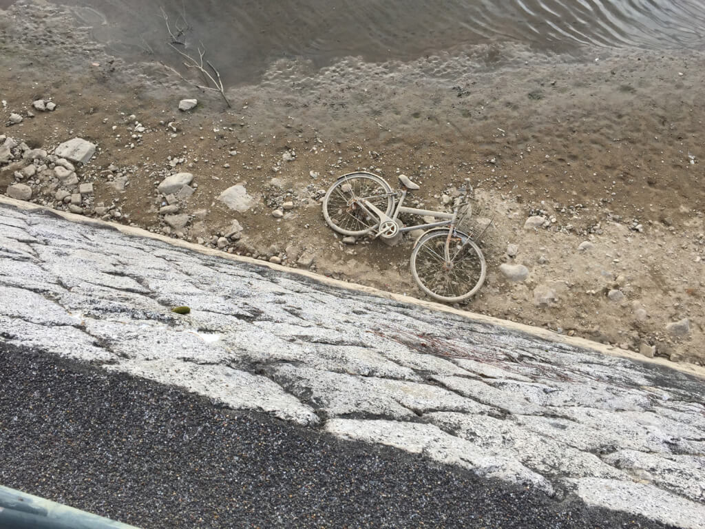 弁天池に落ちている自転車