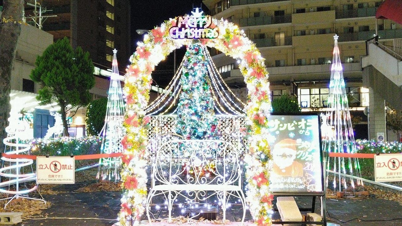 宝塚南口駅前ロータリーのクリスマスイルミネーション