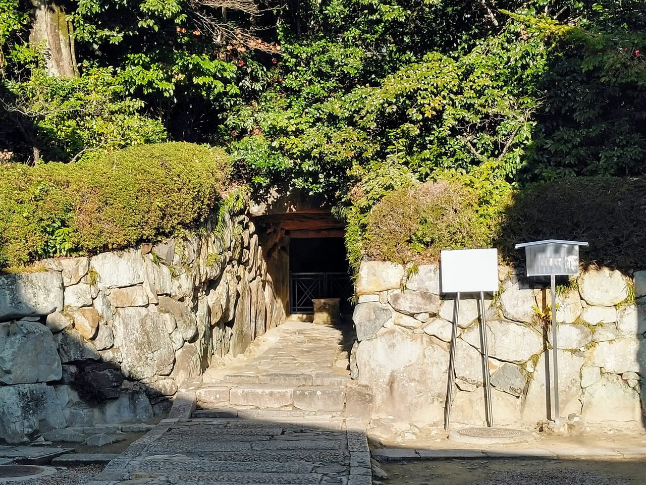 中山寺にある石の櫃