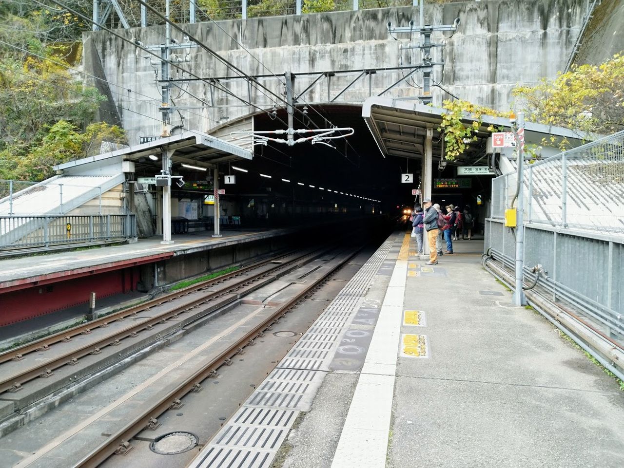 JR武田尾駅はトンネルの中にあります