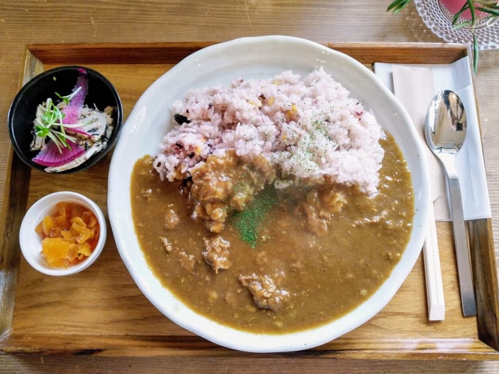 タミカフェのカレーライスはサラダとつけもの付き