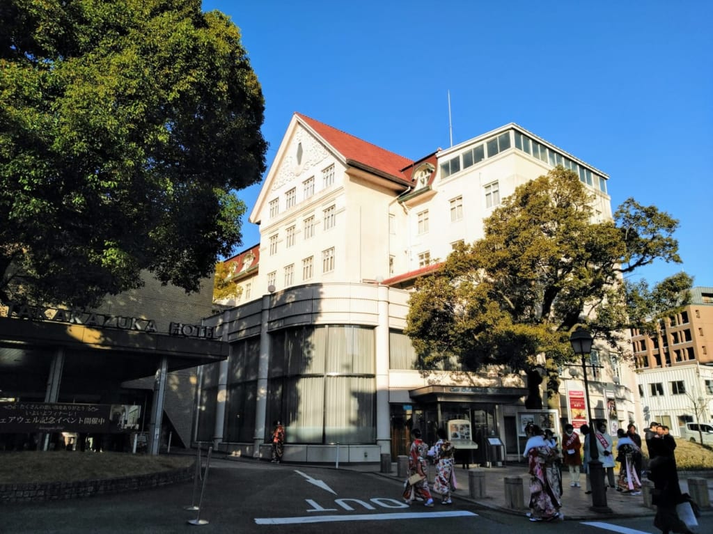 宝塚ホテル前成人式当日