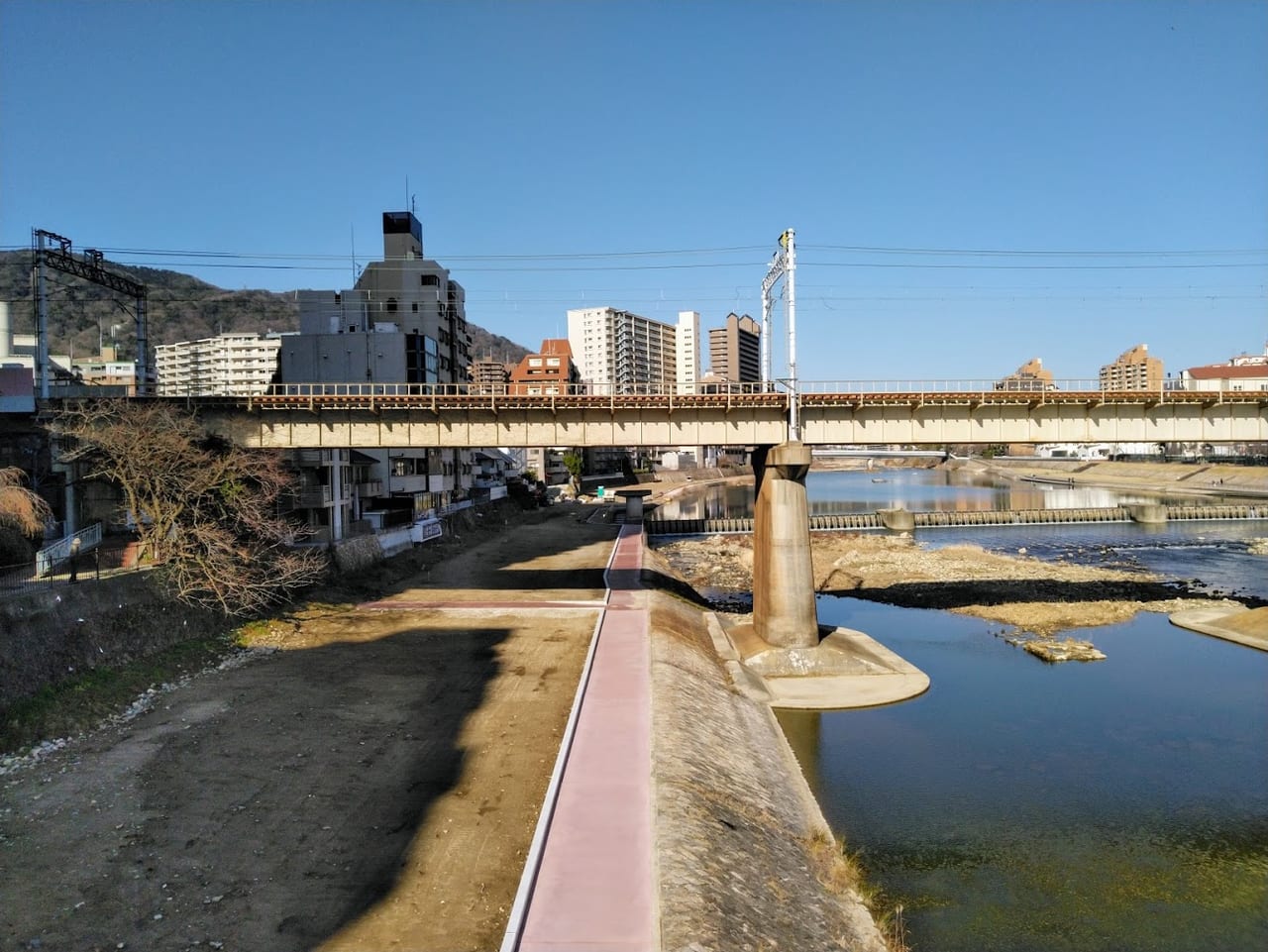 宝塚南口付近の武庫川河川敷が舗装整備されています