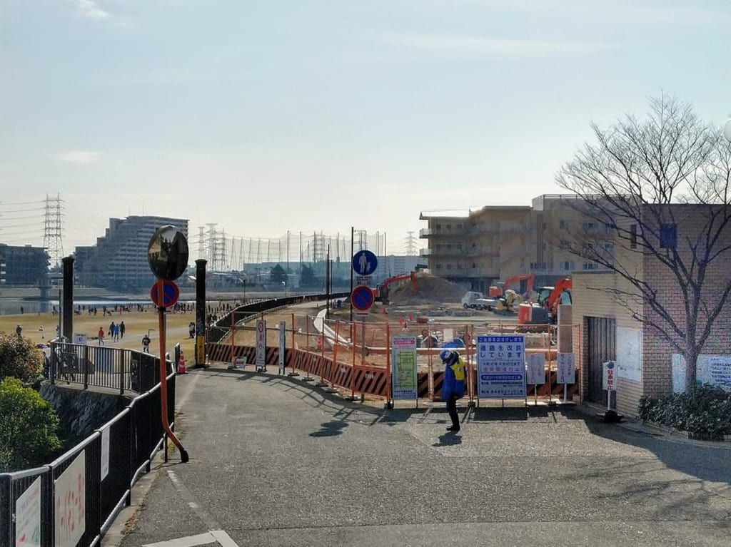 武庫川河川敷横堤防道路