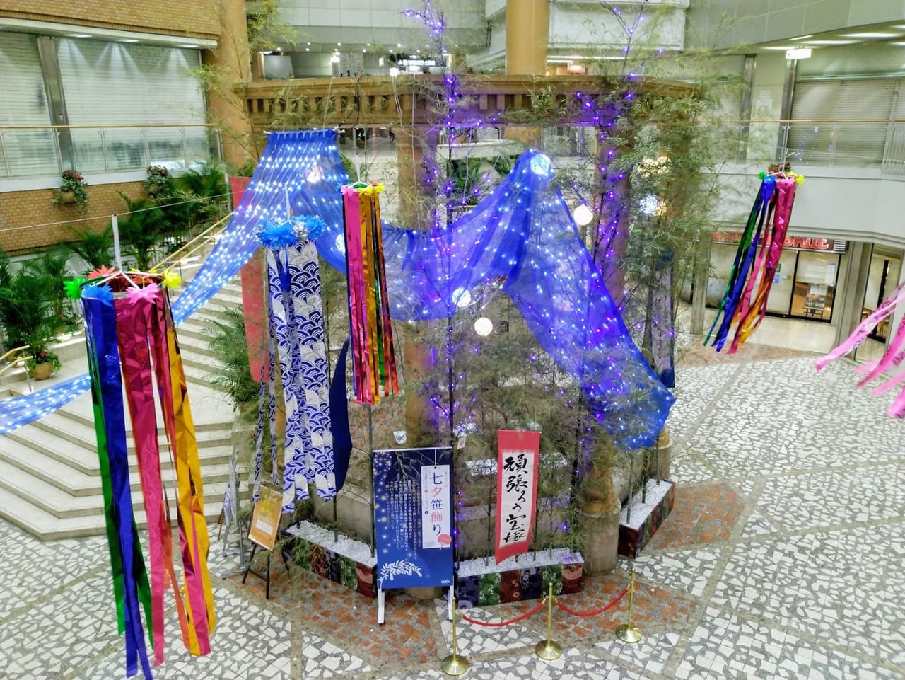 宝塚市 ソリオ宝塚の七夕笹飾りは みんなを代表して特大短冊の飾りつけ あなたは笹に何を願いますか 号外net 宝塚市 川西市
