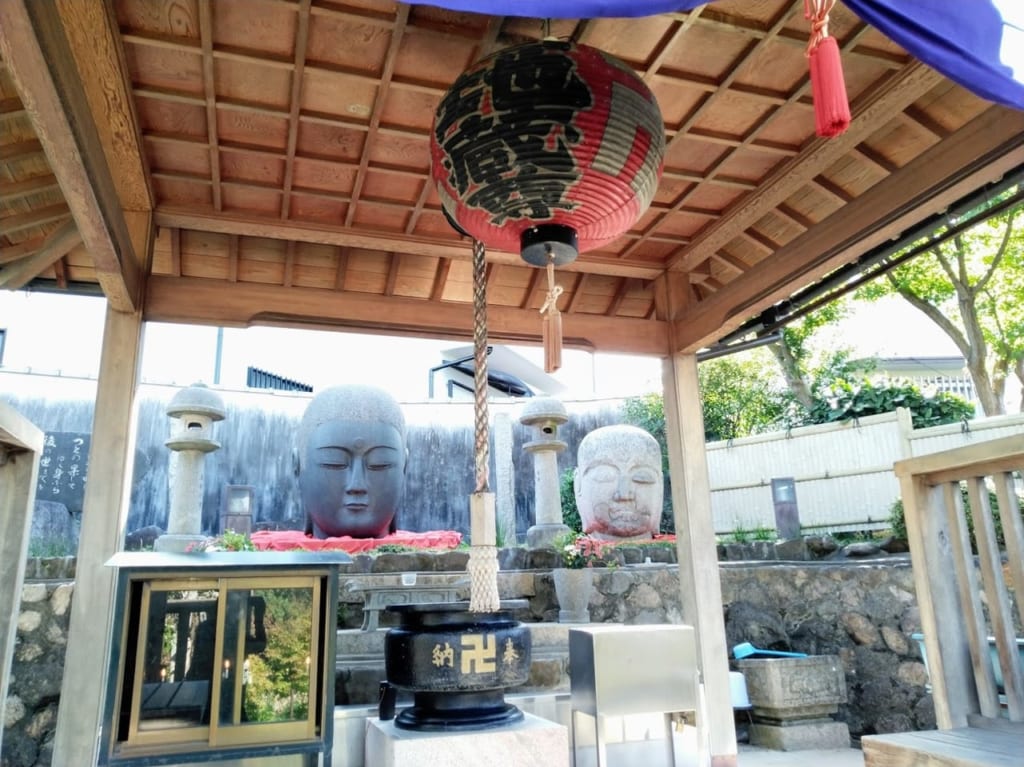 首地蔵は新旧二体が並んで祀られています