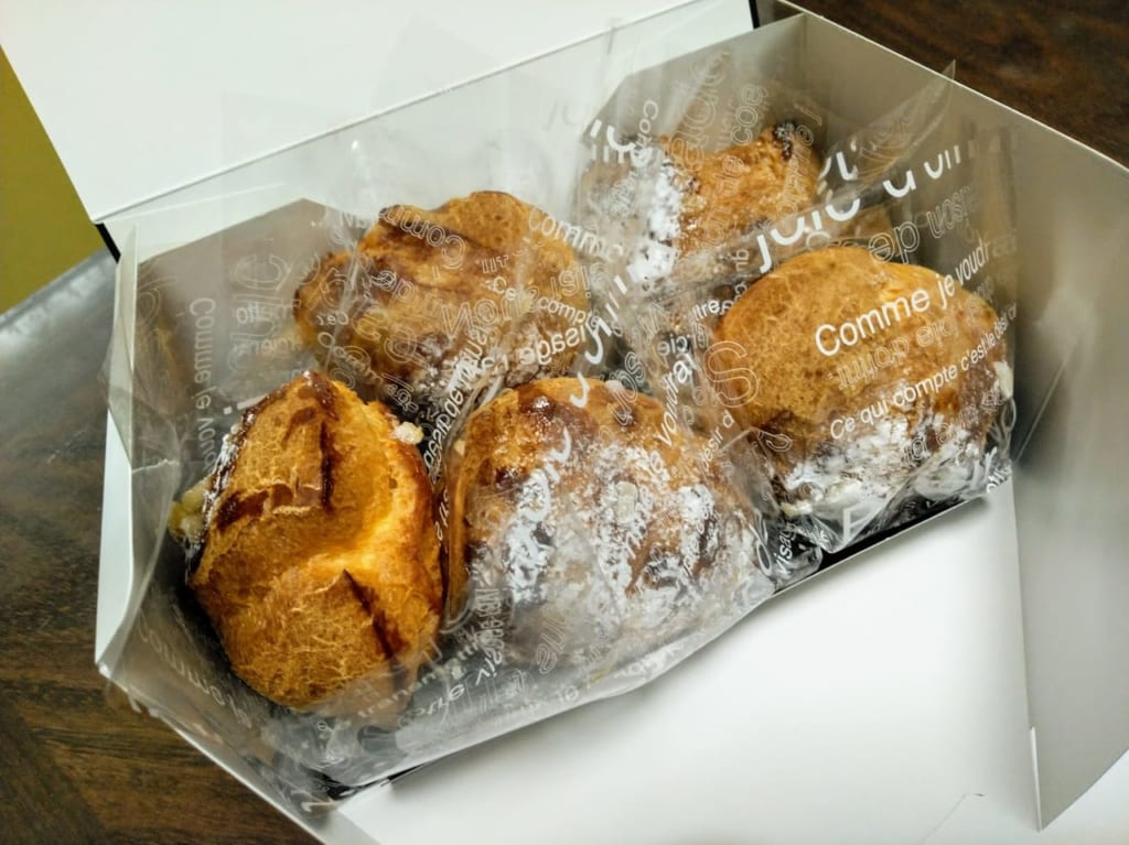 パティスリーミエルのあられ糖シュークリーム