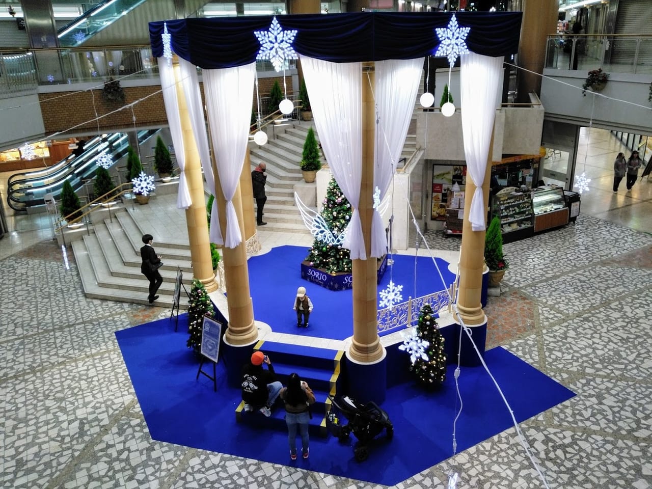 宝塚市 ソリオ宝塚のクリスマス装飾は 医療関係者への感謝を込めてブルーの装飾です 号外net 宝塚市 川西市