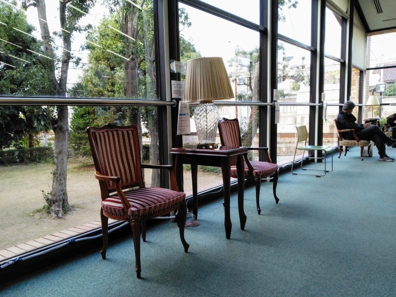 中央図書館に宝塚ホテルの椅子が使われています
