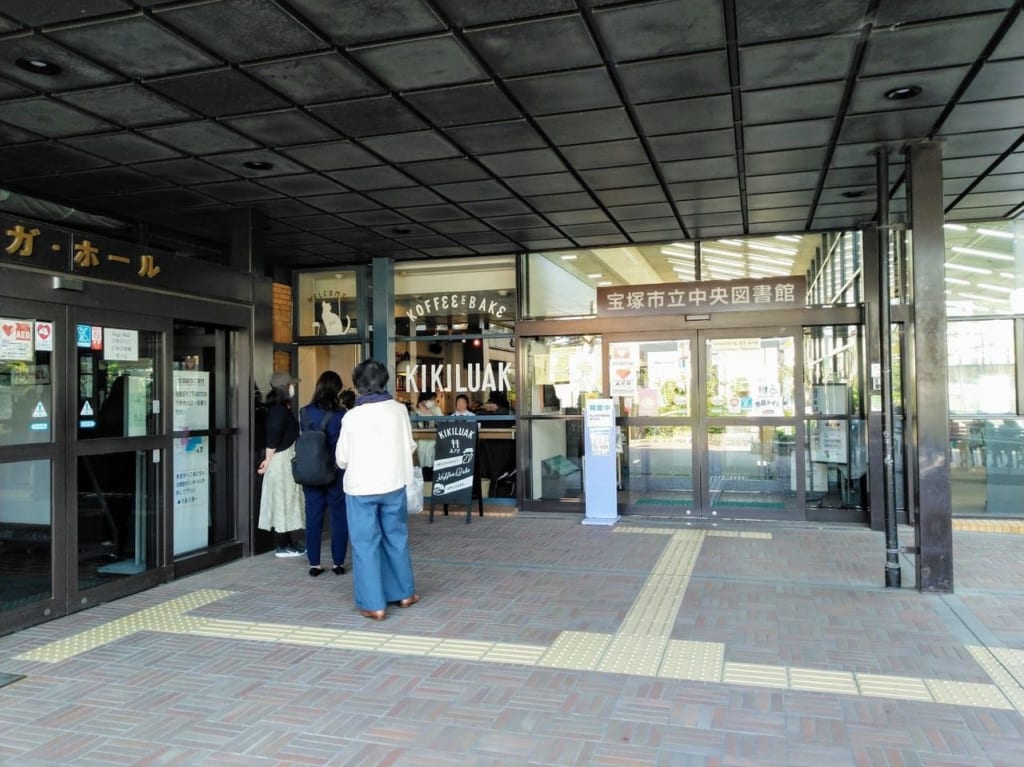 中央図書館横のキキルアックの行列