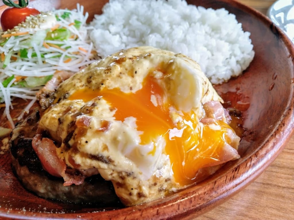びっくりドンキーのベーコンエッグベネバーグ