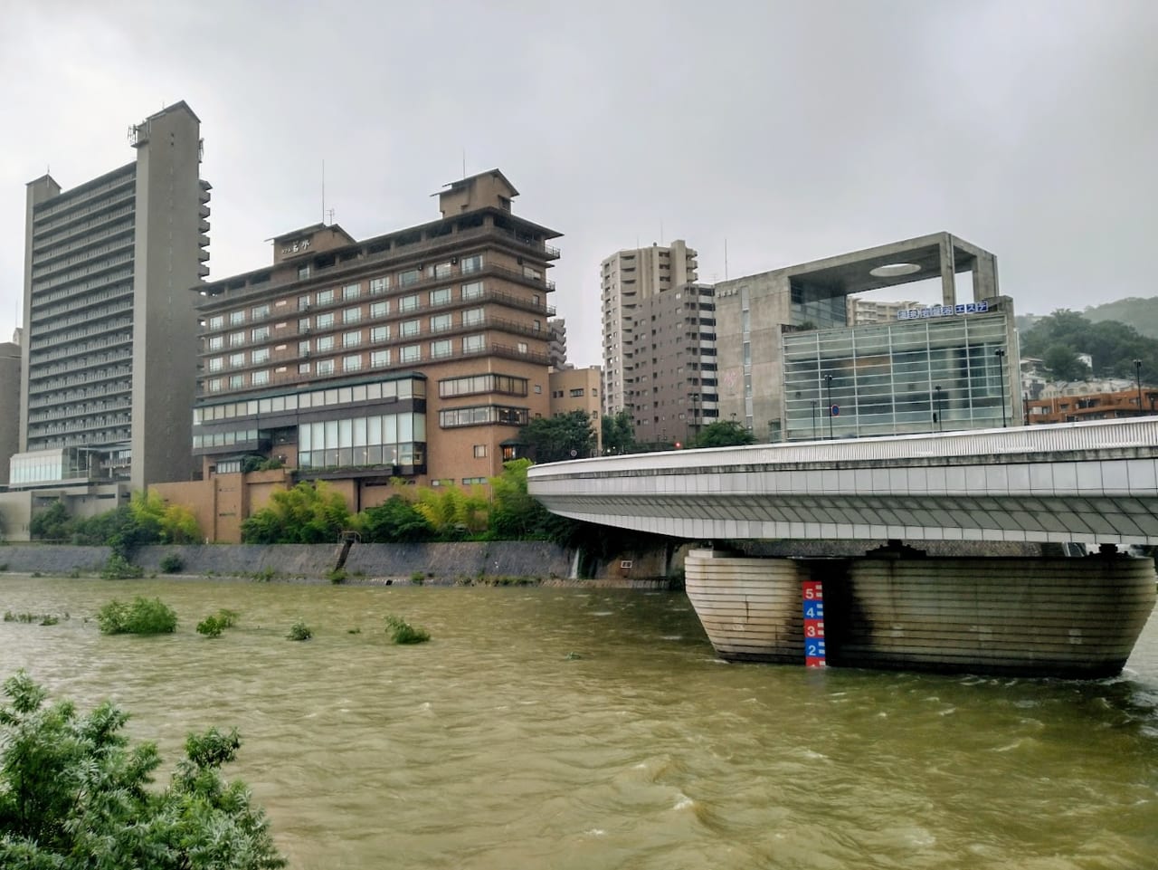 増水した武庫川と宝来橋