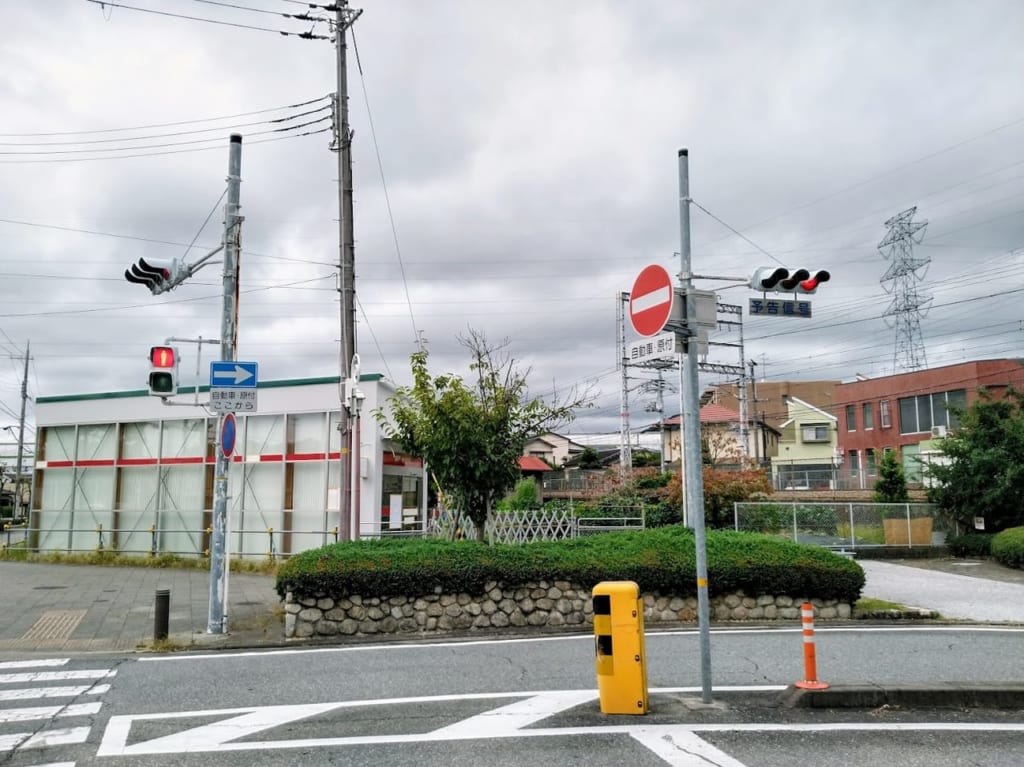 売布神社駅前のガラス張りの建物