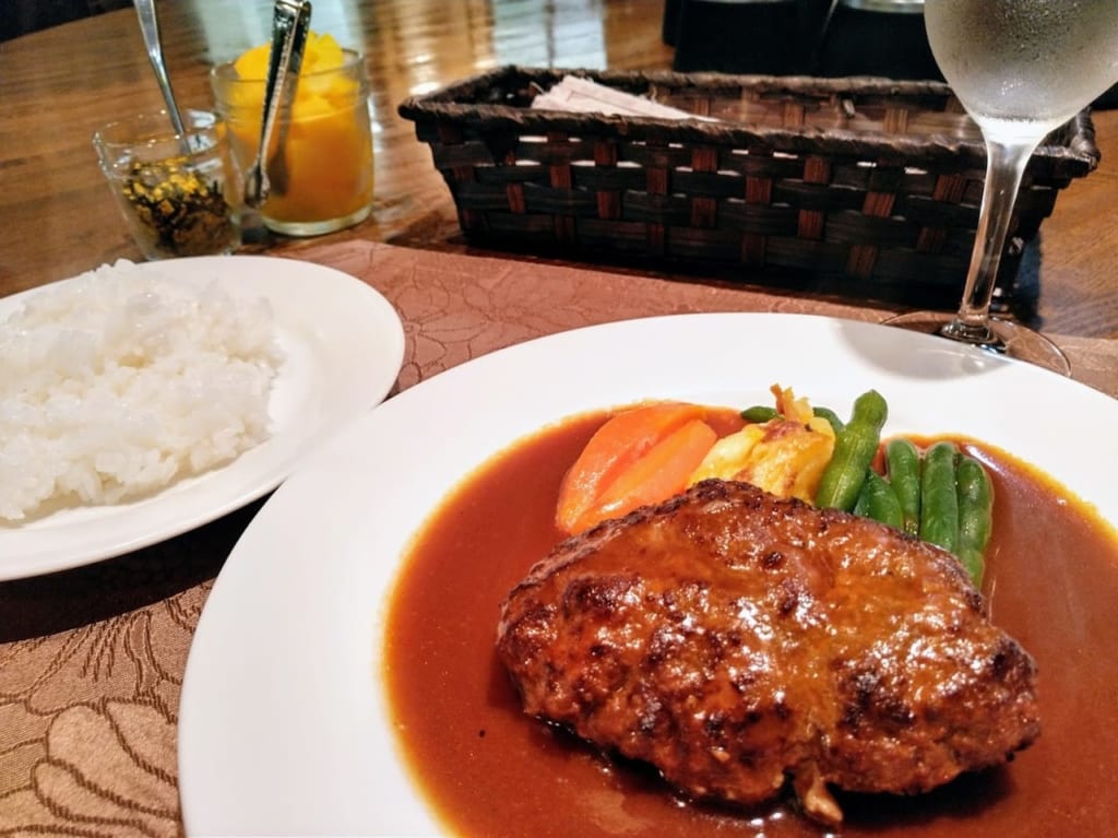 逆瀬川アピア2の洋食店アップルサイダーのハンバーグランチ