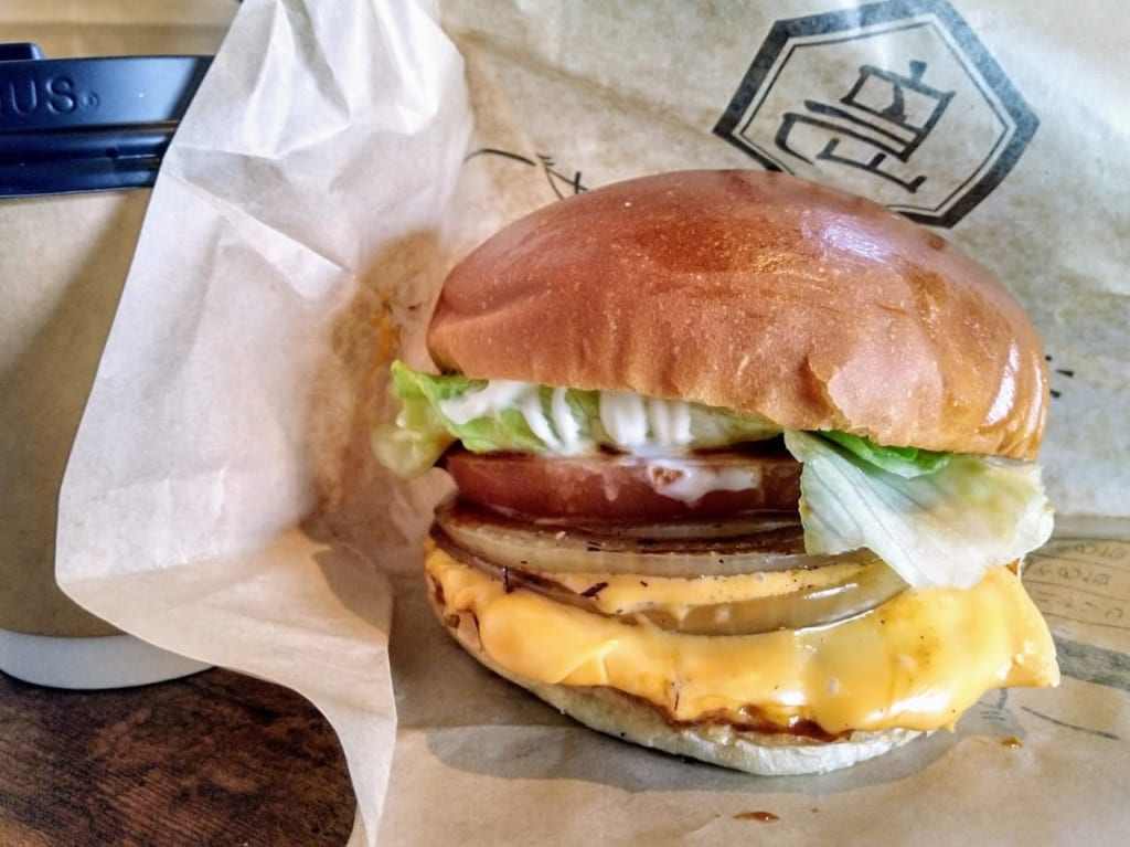 淡路島バーガー宝塚花やしき店のチェダーチーズバーガー