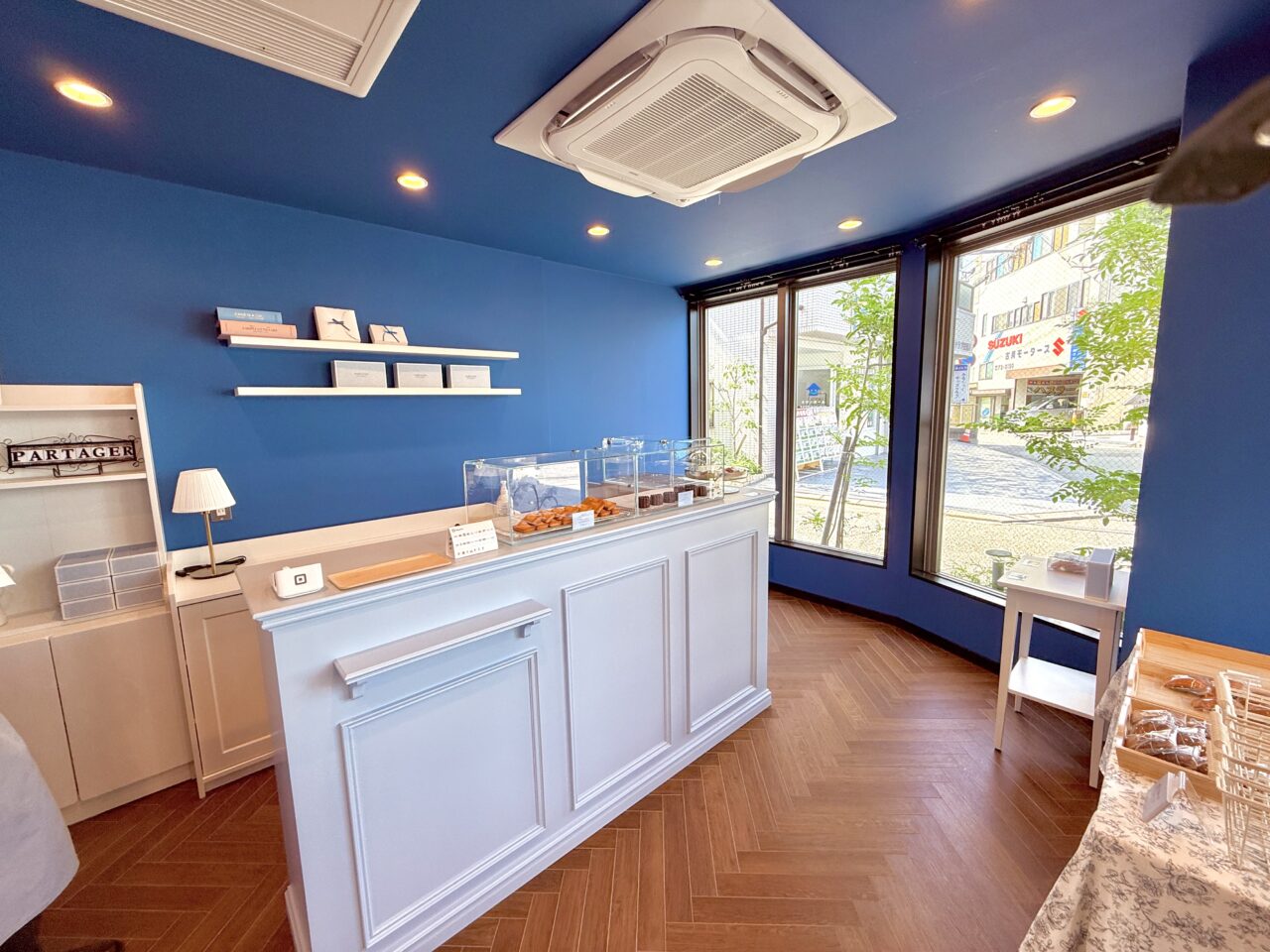 逆瀬川の洋菓子屋PARTAGER UN CADEAU店内