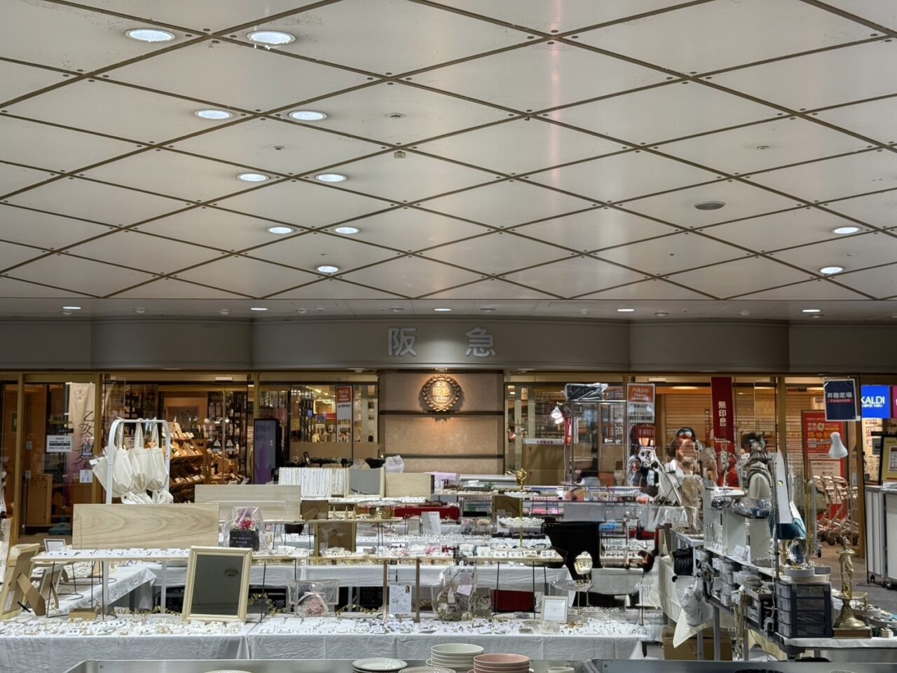 宝塚駅の阪急店舗入り口