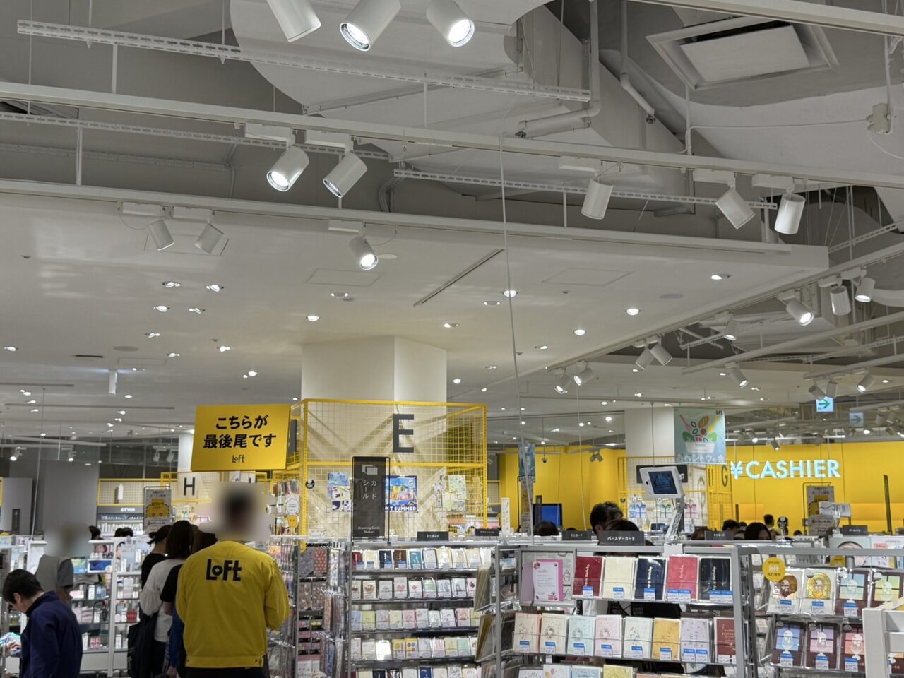 川西阪急の長蛇の列
