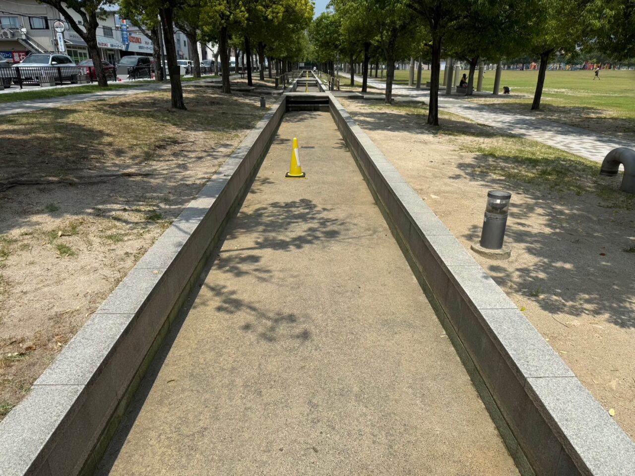 水がなくなった末広中央公園の水路