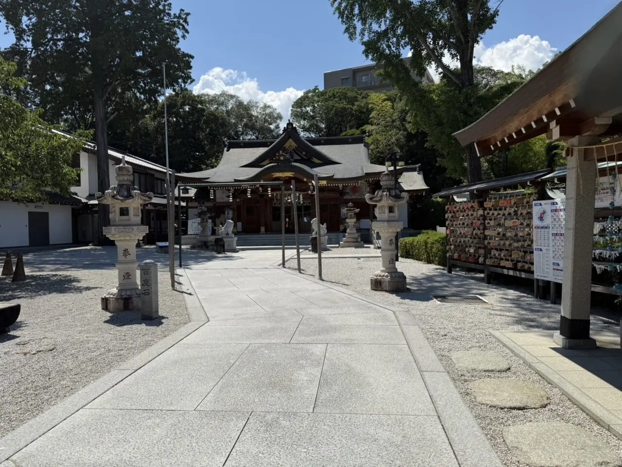 伊和志津神社の境内