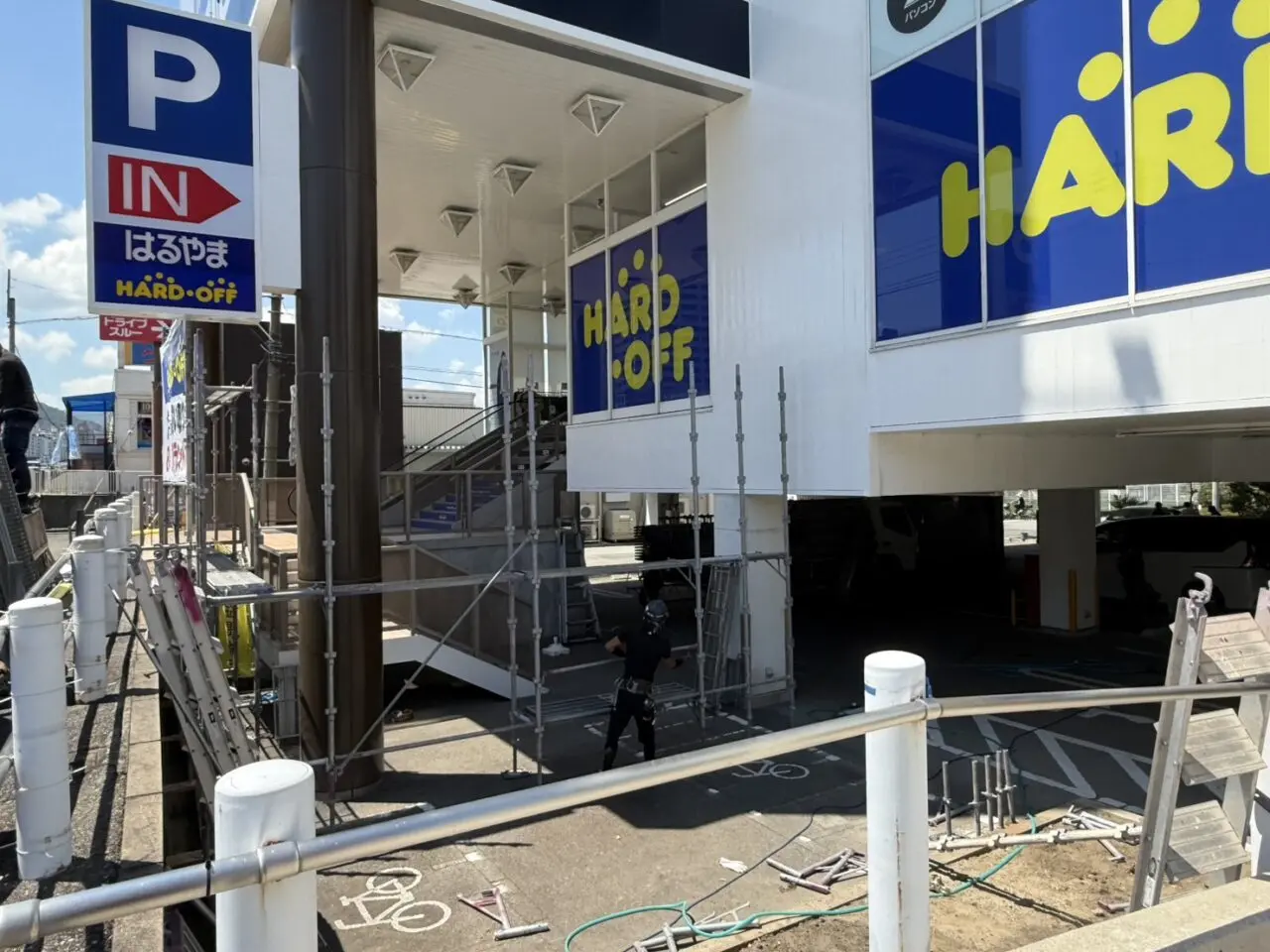 足場が解体されるはるやま宝塚店