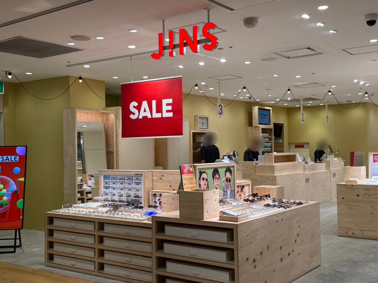SALE中の宝塚阪急JINS