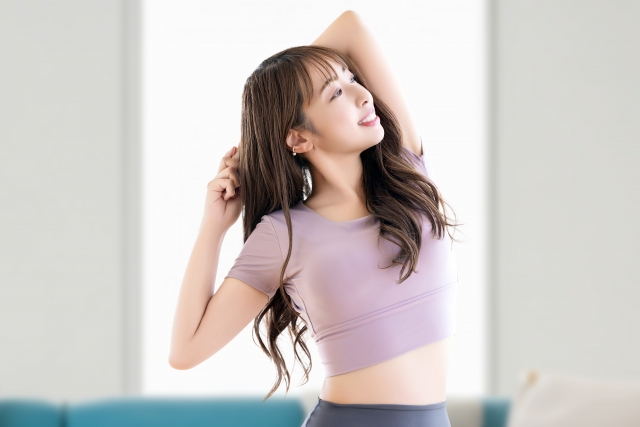 ストレッチをする女性