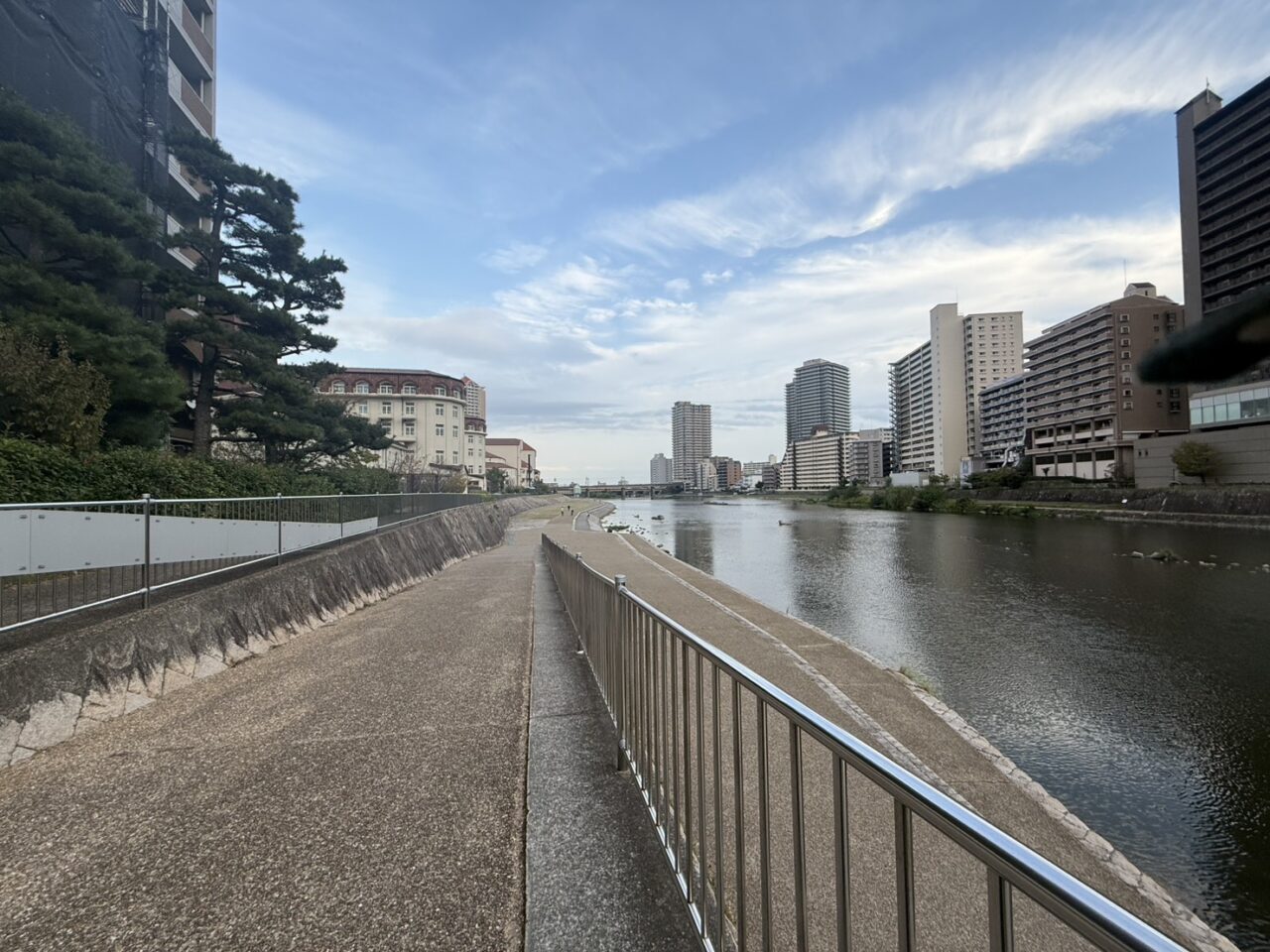 武庫川河川敷宝塚ホテル側