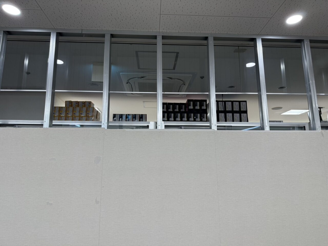 クレーンゲームが少し見える