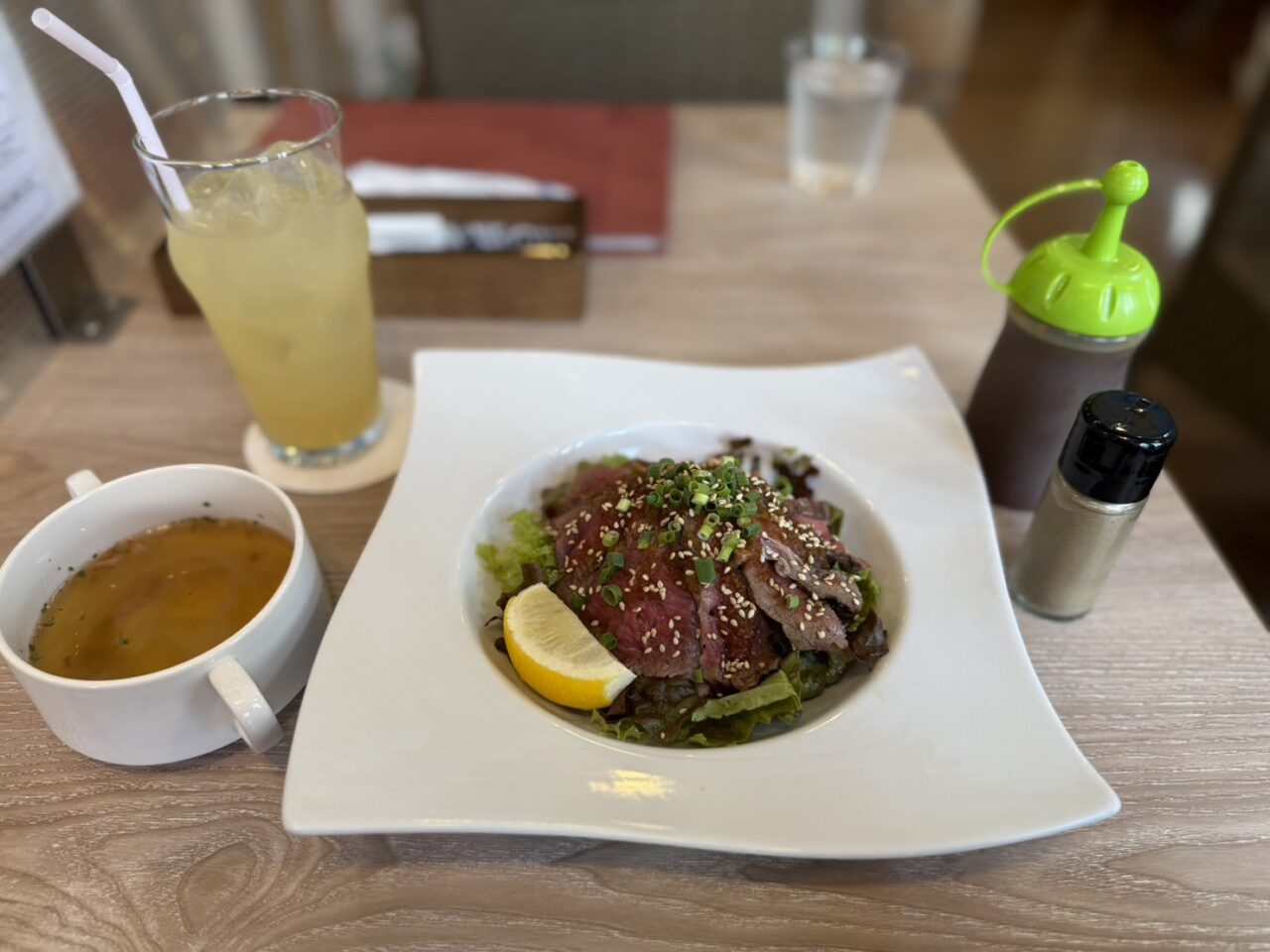 クロス丼とジュース