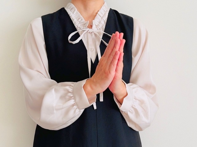 手を合わせる