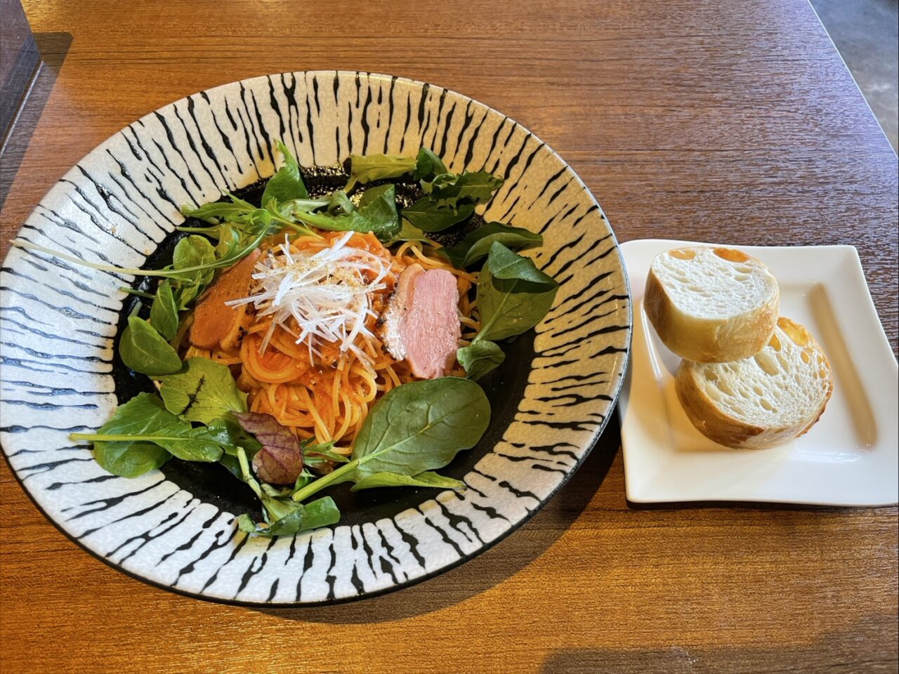 エノテカバッコかものトマトソースパスタ