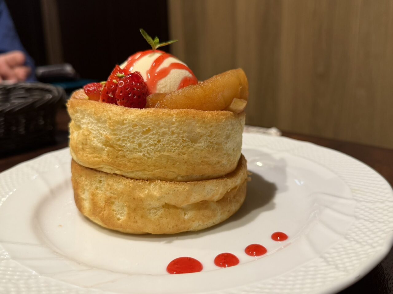 キャラメルリンゴと苺のパンケーキ