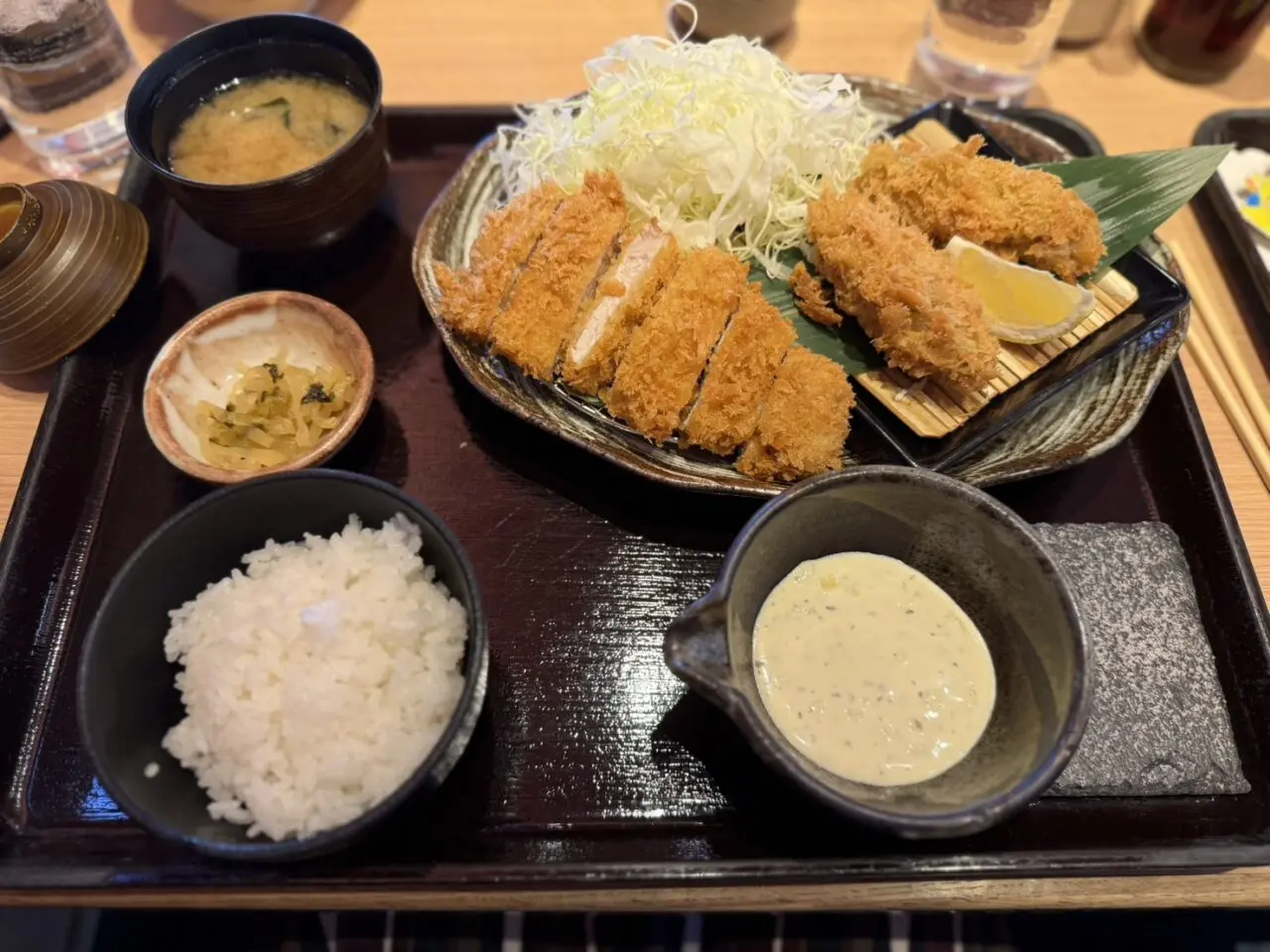 大牡蠣フライとロースかつ膳