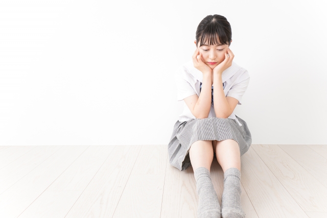 悩む女の子