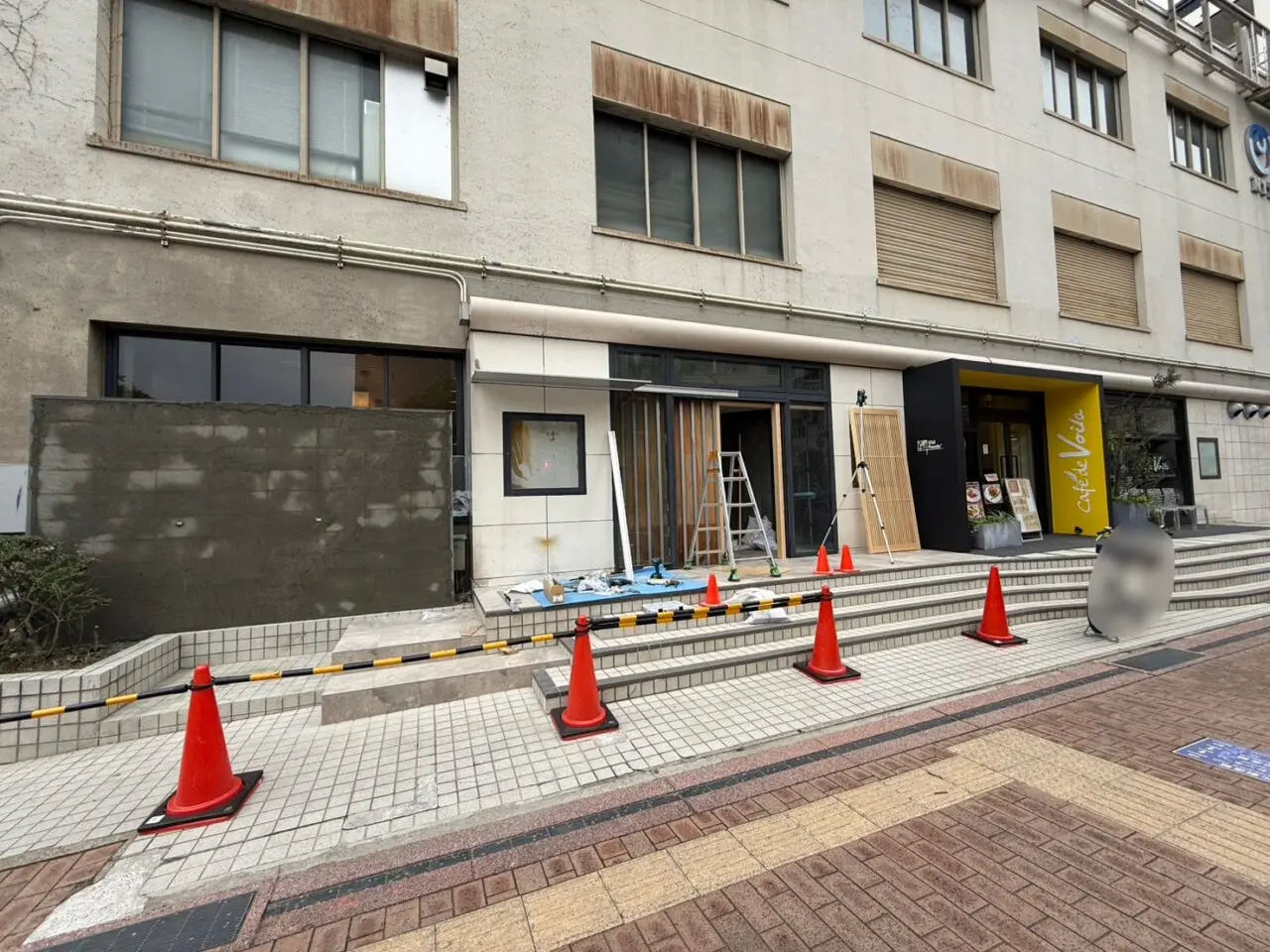 カフェドヴォアラの横の工事中テナント