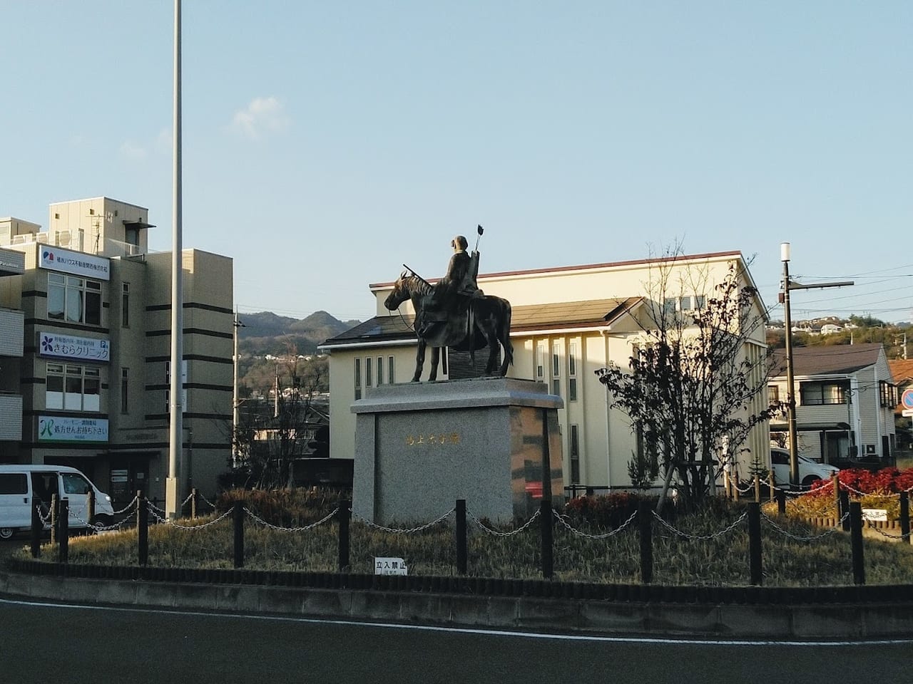 JR中山寺駅の馬上太子像